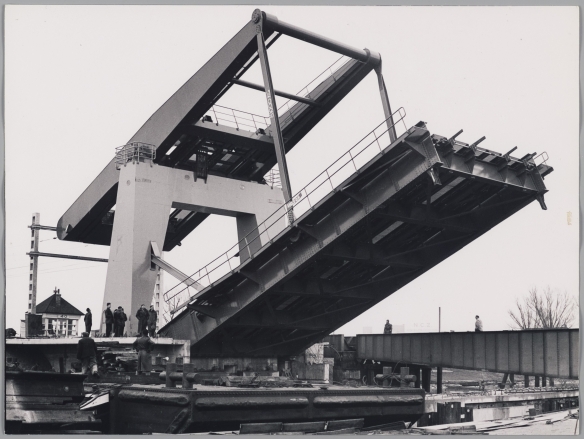 De oude en de nieuwe spoorbrug over het Noordhollandsch Kanaal in Alkmaar, april 1958. collectie Regionaal Archief Alkmaar/F01001064